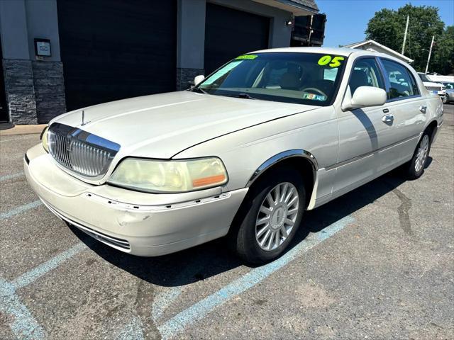 used 2005 Lincoln Town Car car, priced at $2,995