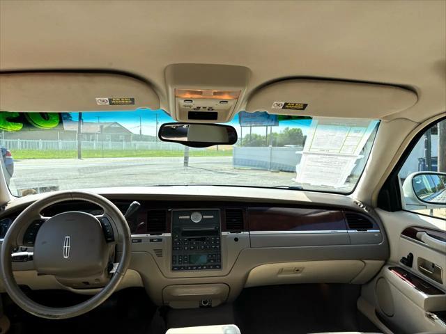 used 2005 Lincoln Town Car car, priced at $2,995