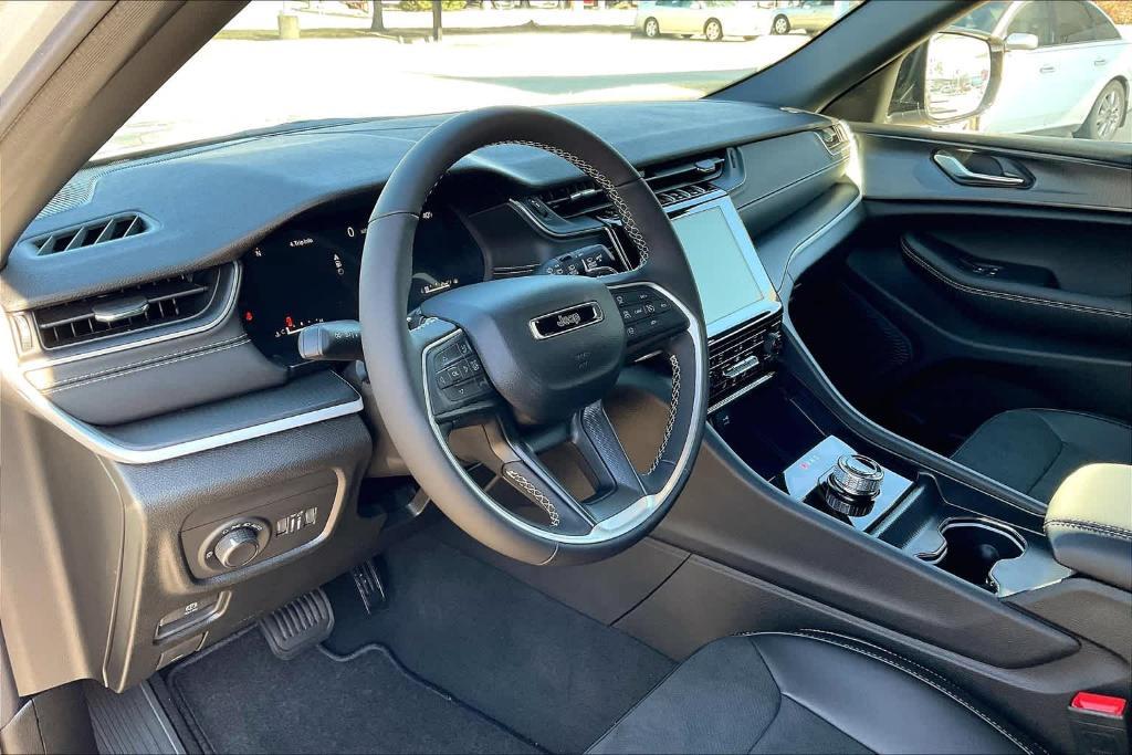 new 2025 Jeep Grand Cherokee car, priced at $41,498