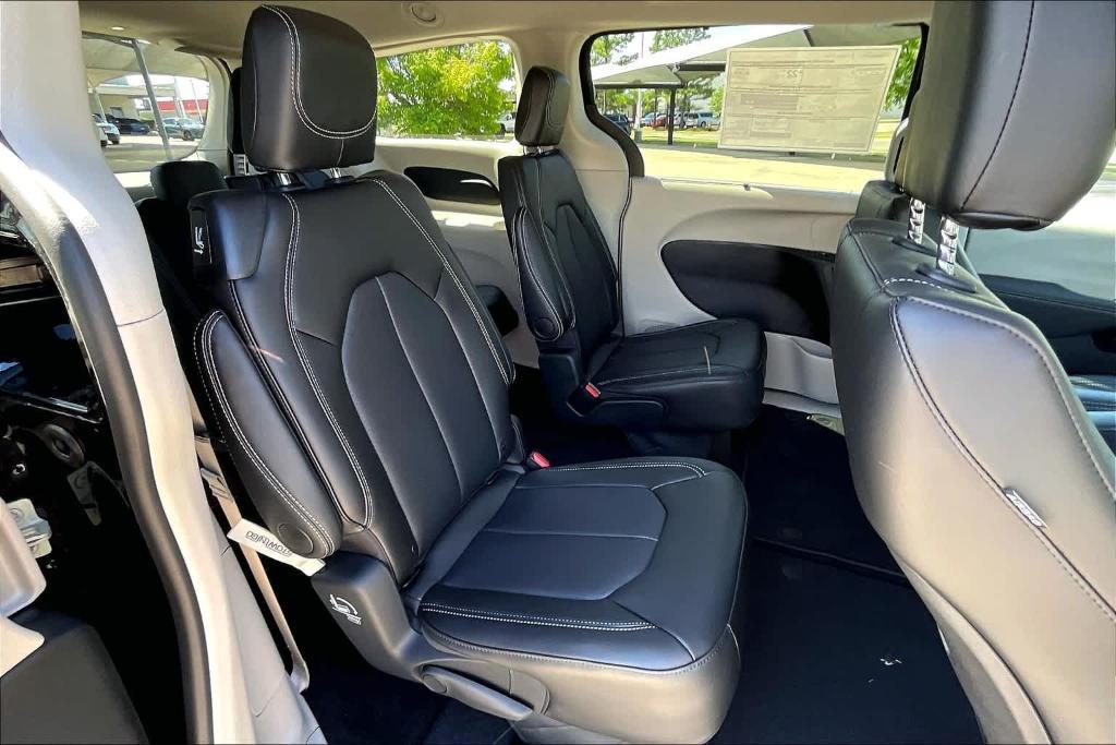 new 2024 Chrysler Pacifica car, priced at $43,700