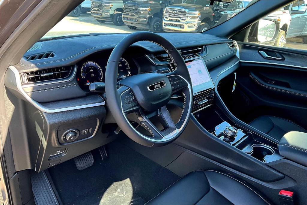 new 2025 Jeep Grand Cherokee car, priced at $43,995