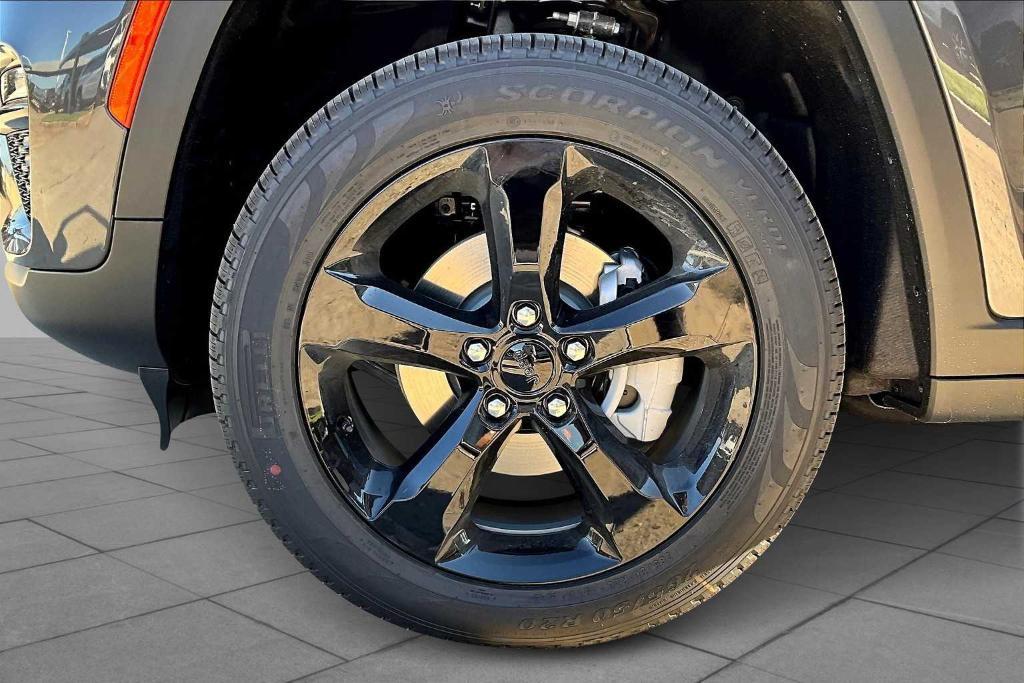 new 2025 Jeep Grand Cherokee car, priced at $43,995