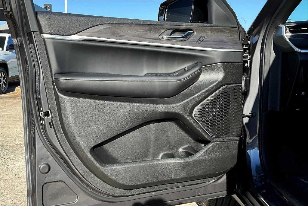 new 2025 Jeep Grand Cherokee car, priced at $43,995