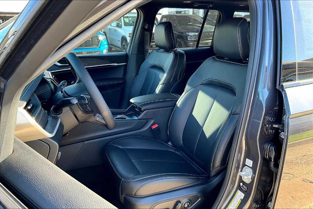 new 2025 Jeep Grand Cherokee car, priced at $43,995