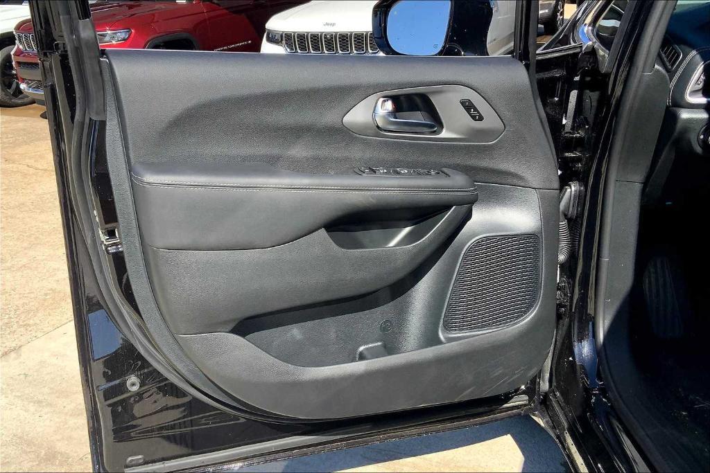 new 2025 Chrysler Pacifica car, priced at $38,052