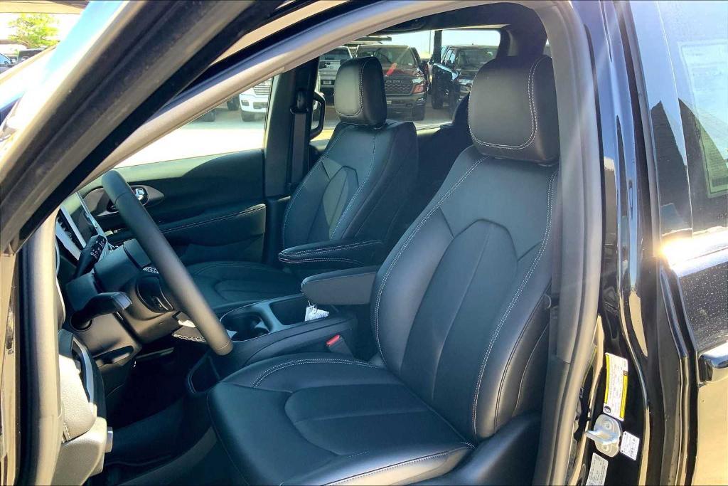 new 2025 Chrysler Pacifica car, priced at $38,052