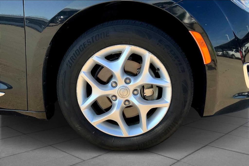 used 2018 Chrysler Pacifica car, priced at $16,280