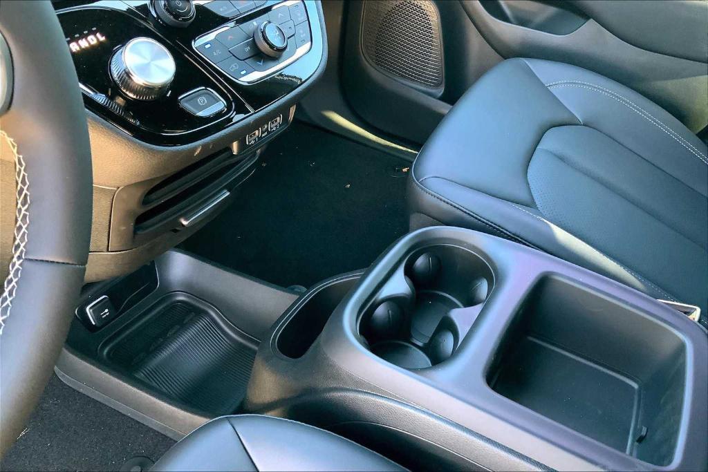 new 2025 Chrysler Pacifica car, priced at $36,752