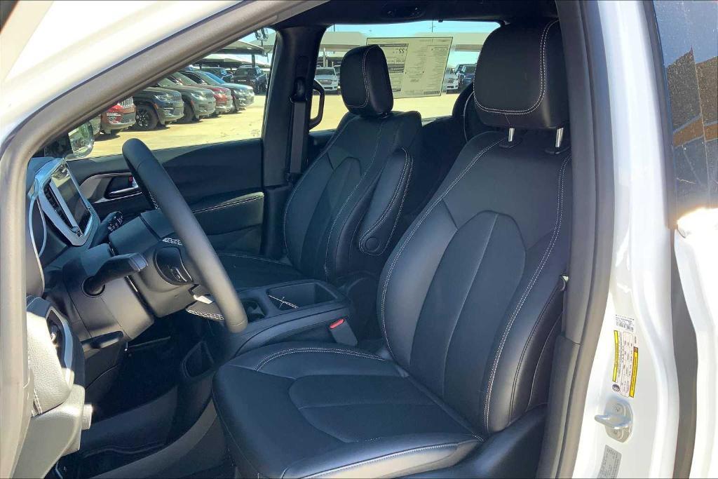 new 2025 Chrysler Pacifica car, priced at $36,752