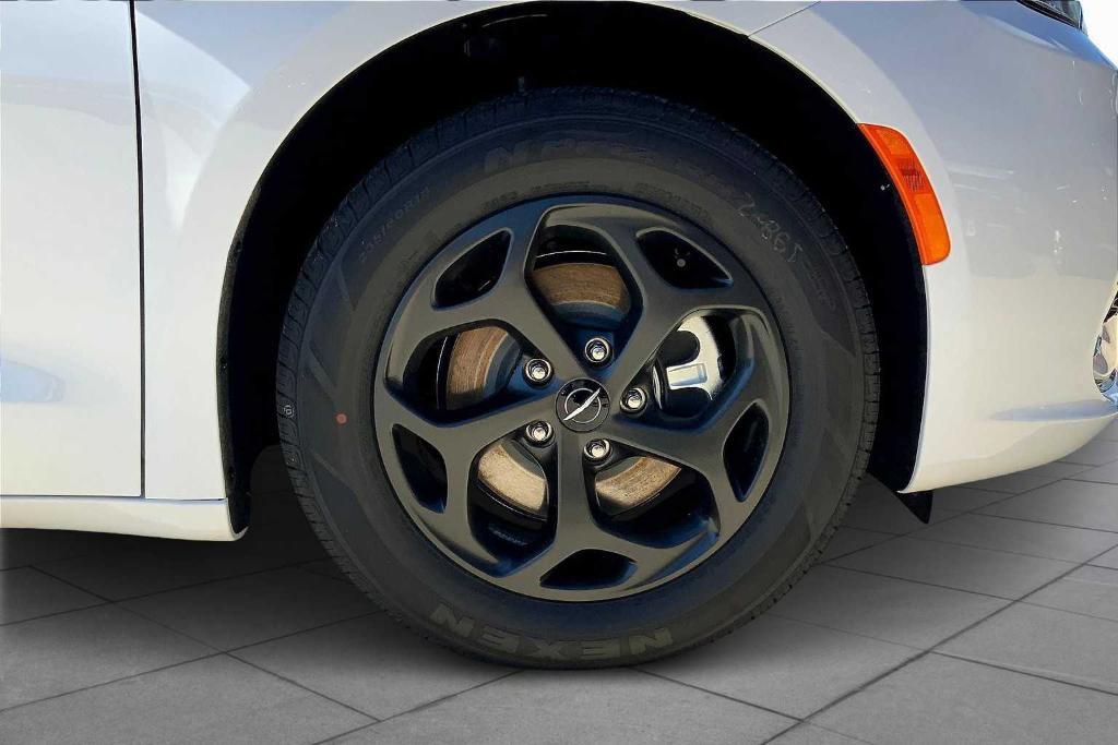 new 2025 Chrysler Pacifica car, priced at $36,752