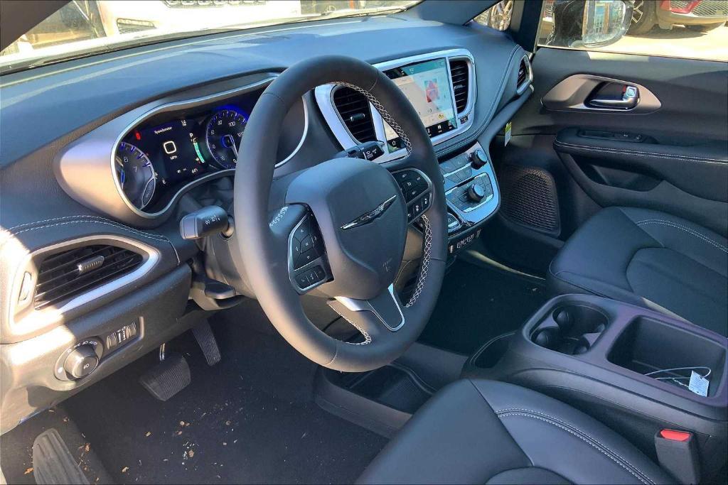 new 2025 Chrysler Pacifica car, priced at $36,752