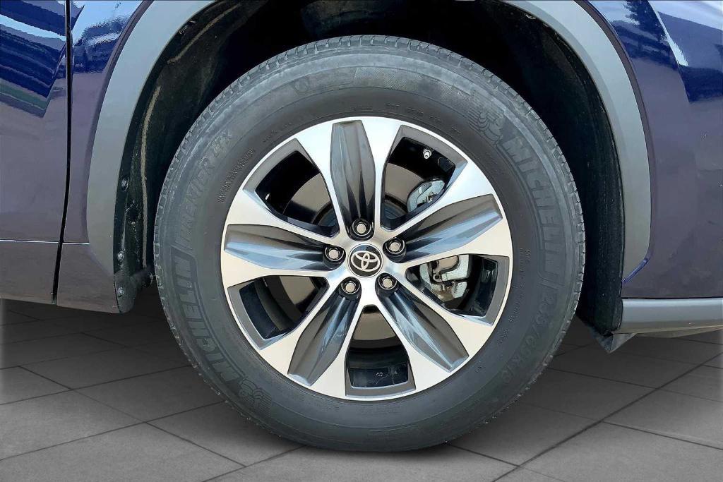 used 2022 Toyota Highlander car, priced at $34,275