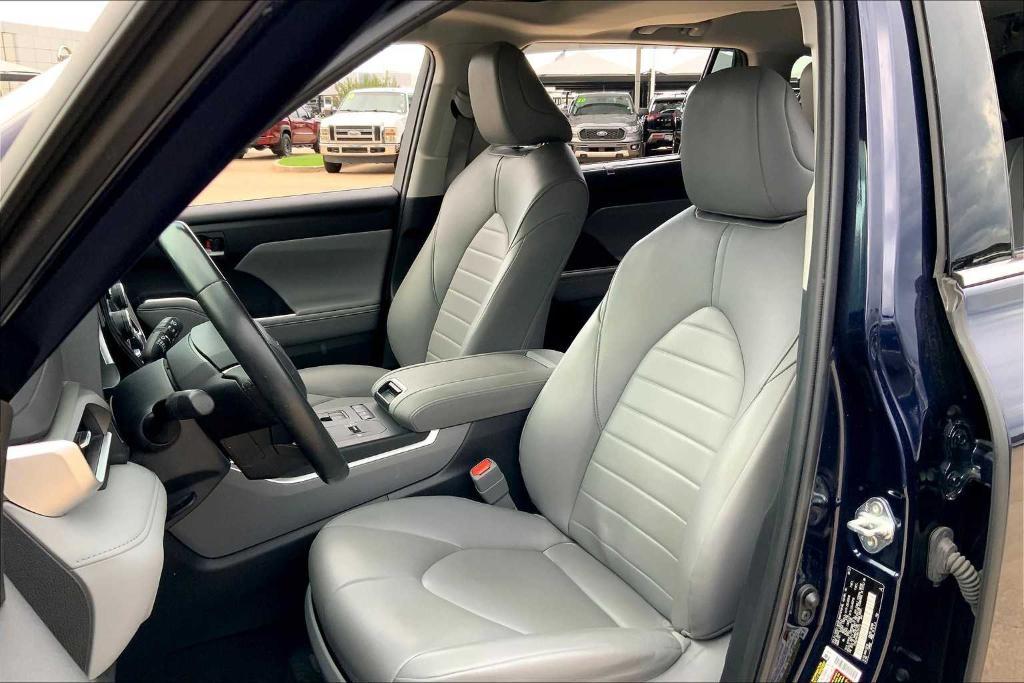 used 2022 Toyota Highlander car, priced at $34,275