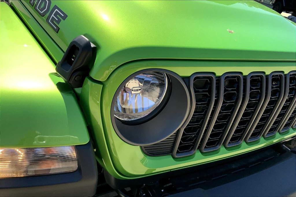 new 2025 Jeep Gladiator car, priced at $41,877