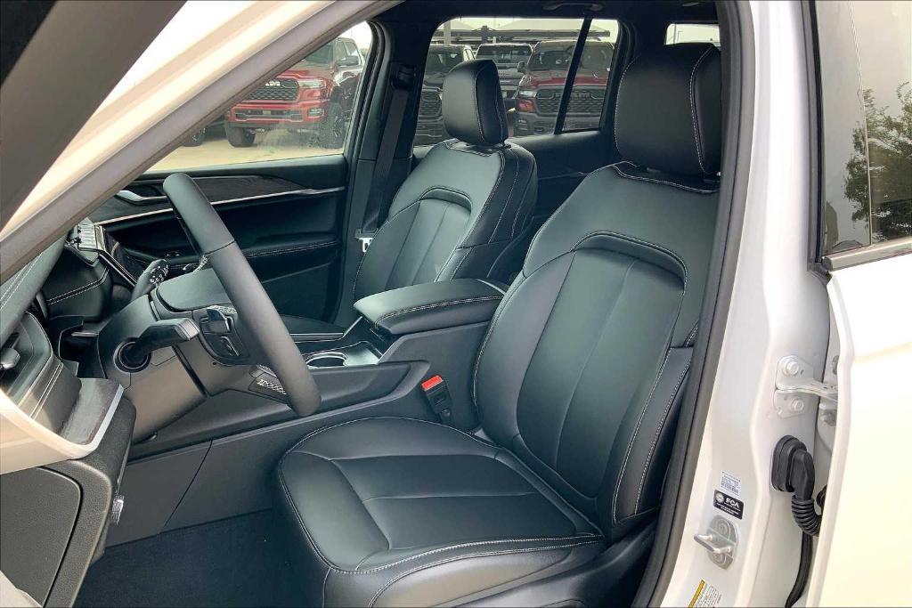 new 2025 Jeep Grand Cherokee car, priced at $49,240
