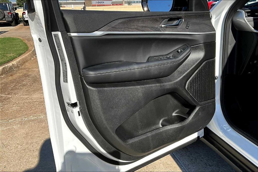 new 2025 Jeep Grand Cherokee car, priced at $40,445