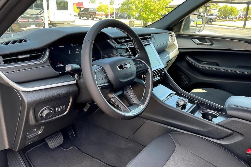 new 2024 Jeep Grand Cherokee car, priced at $37,999