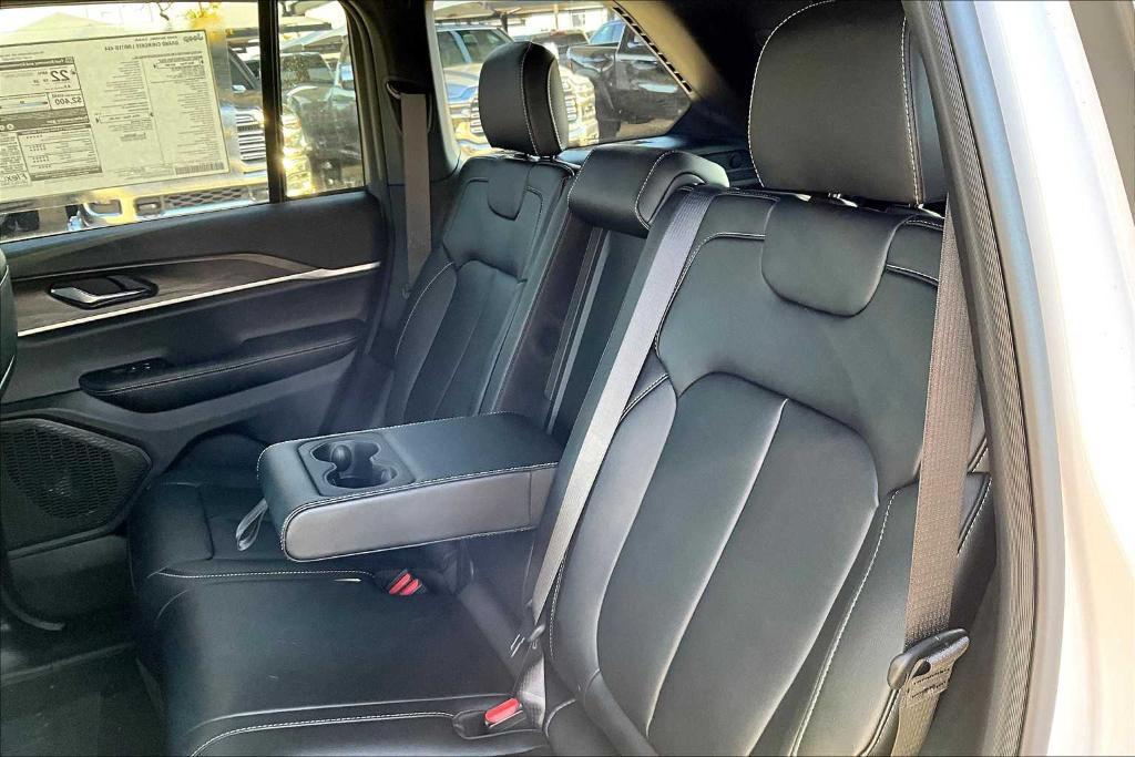 new 2025 Jeep Grand Cherokee car, priced at $38,992