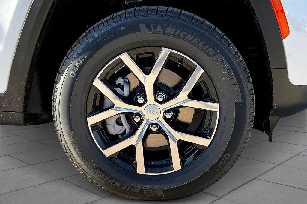 new 2025 Jeep Grand Cherokee car, priced at $38,992