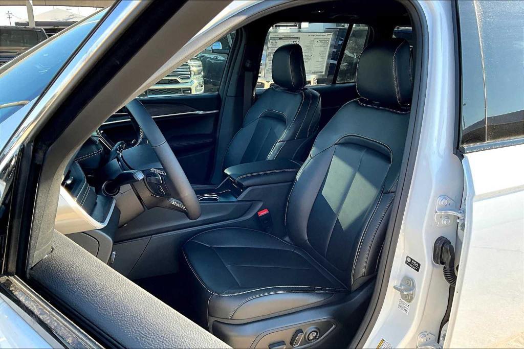 new 2025 Jeep Grand Cherokee car, priced at $38,992