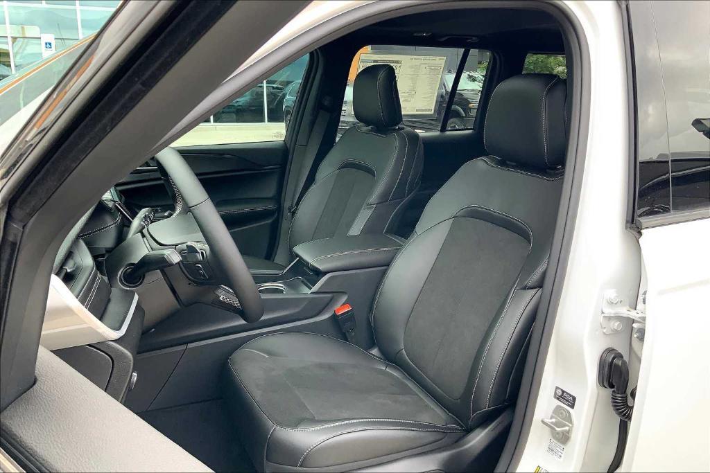 new 2025 Jeep Grand Cherokee car, priced at $37,415