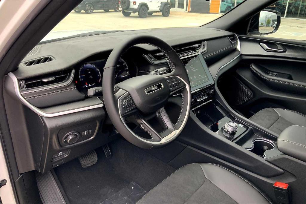 new 2025 Jeep Grand Cherokee car, priced at $37,415