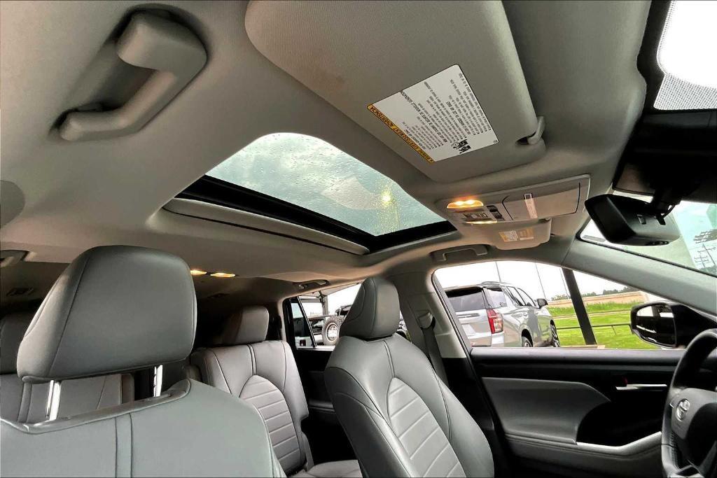 used 2021 Toyota Highlander Hybrid car, priced at $31,591