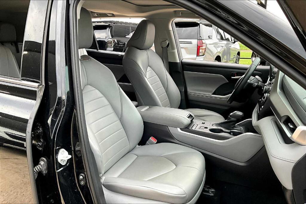 used 2021 Toyota Highlander Hybrid car, priced at $31,591