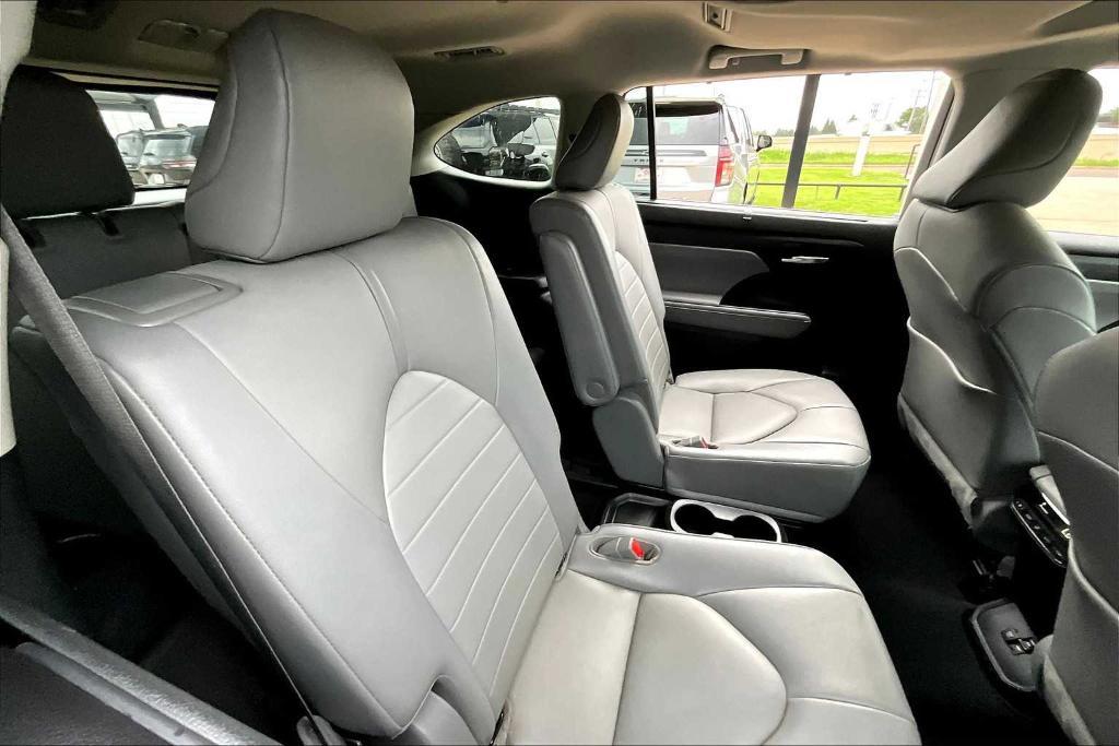 used 2021 Toyota Highlander Hybrid car, priced at $31,591