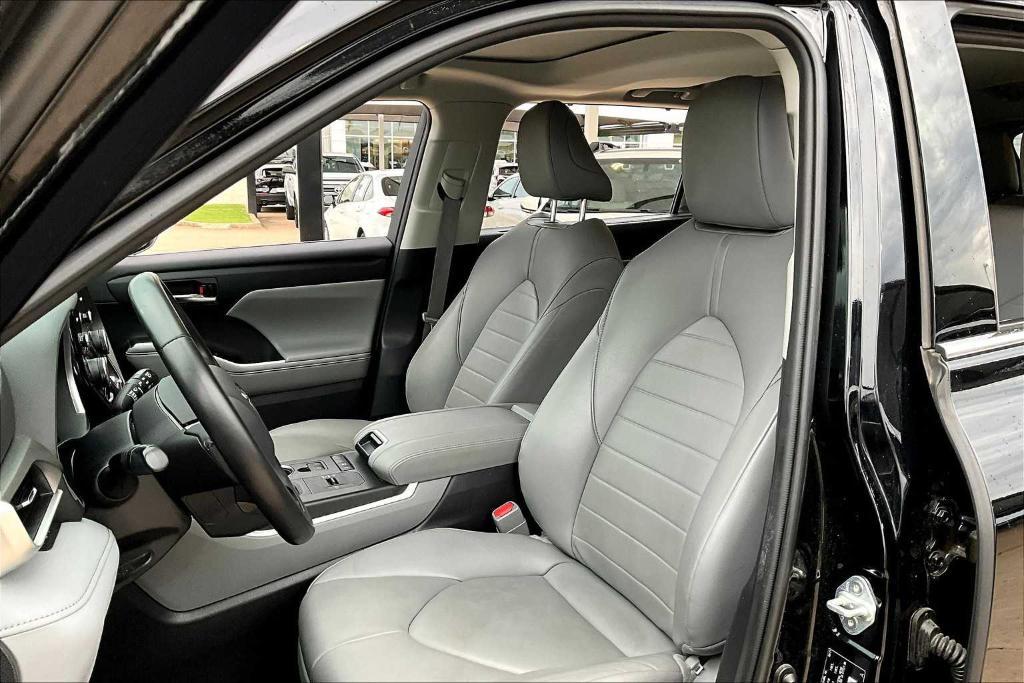 used 2021 Toyota Highlander Hybrid car, priced at $31,591