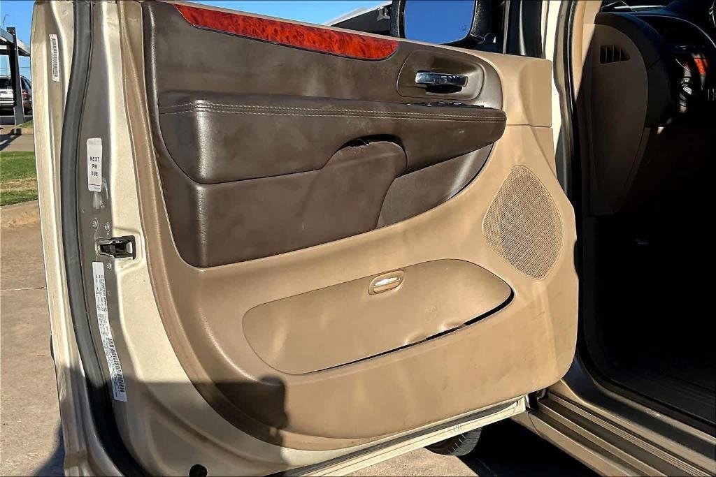 used 2014 Chrysler Town & Country car, priced at $5,995