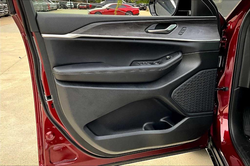 new 2025 Jeep Grand Cherokee car, priced at $43,889