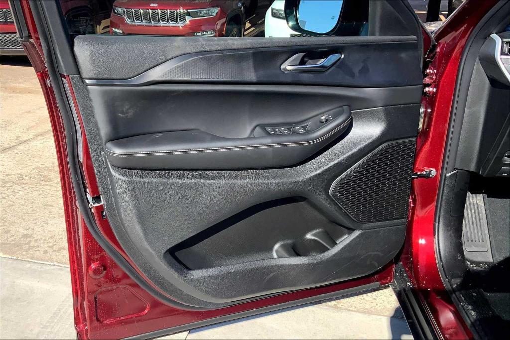 new 2025 Jeep Grand Cherokee car, priced at $39,748