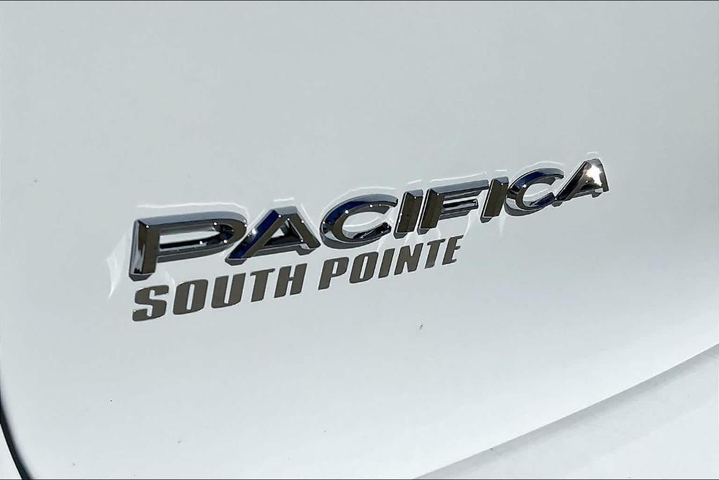 new 2024 Chrysler Pacifica car, priced at $46,370