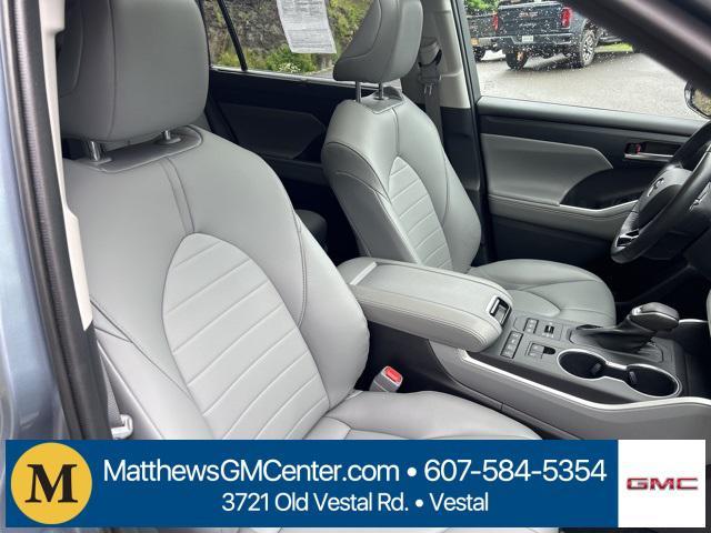 used 2021 Toyota Highlander car, priced at $35,925