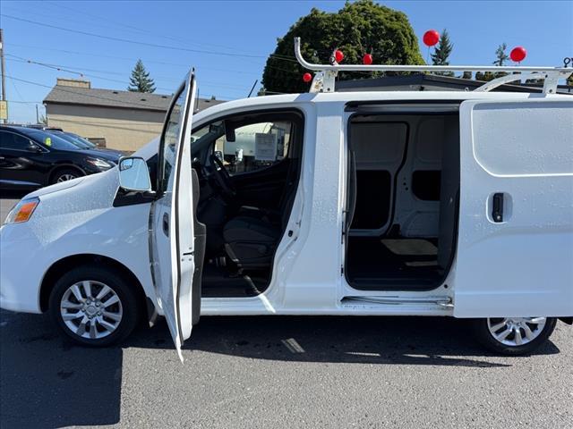 used 2016 Nissan NV200 car