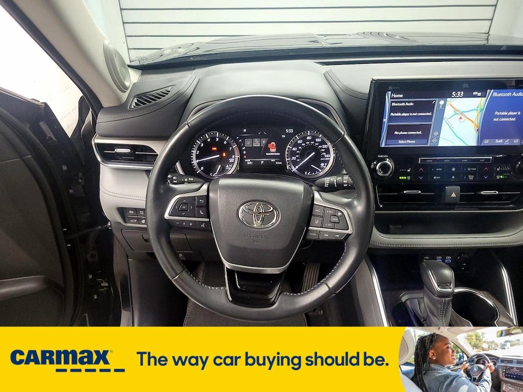 used 2022 Toyota Highlander car, priced at $39,998
