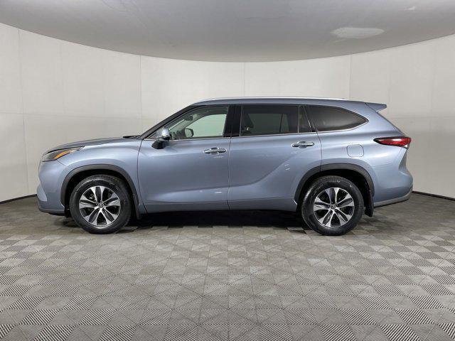 used 2022 Toyota Highlander car, priced at $34,497