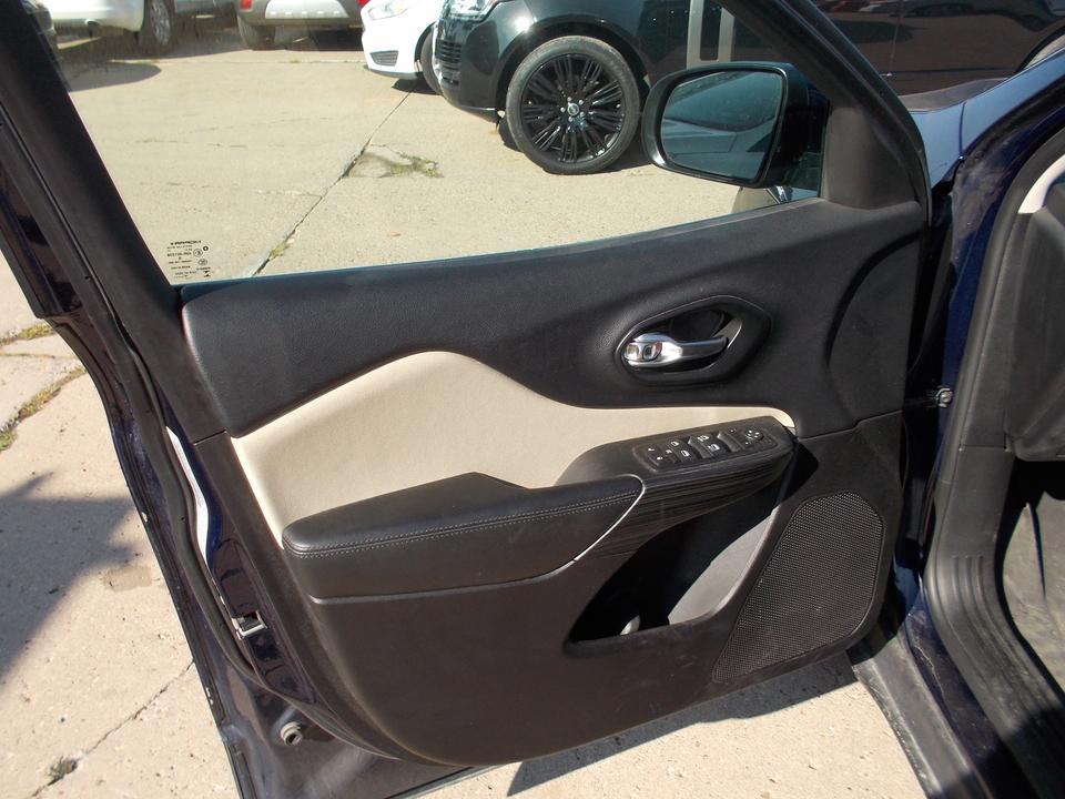 used 2016 Jeep Cherokee car, priced at $5,500