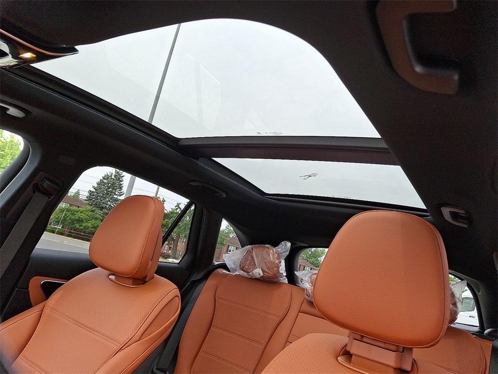 new 2025 Mercedes-Benz GLC 300 car, priced at $55,735