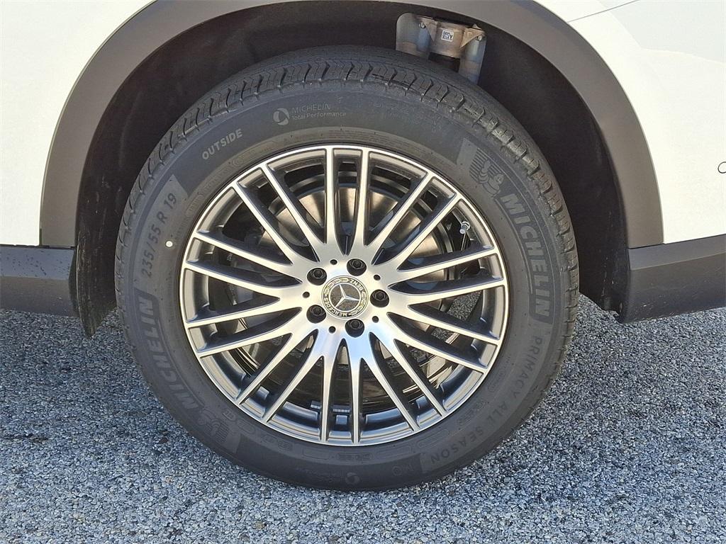 new 2025 Mercedes-Benz GLC 300 car