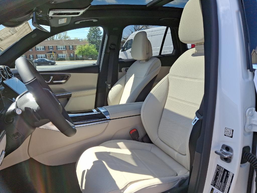 new 2025 Mercedes-Benz GLC 300 car