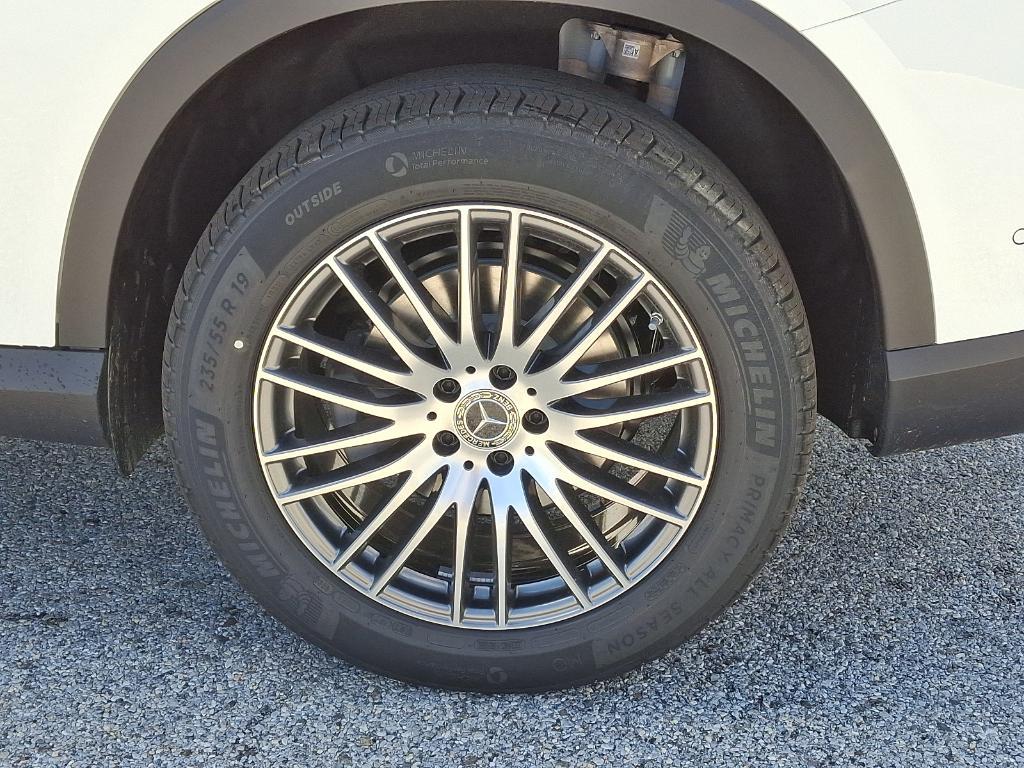 new 2025 Mercedes-Benz GLC 300 car