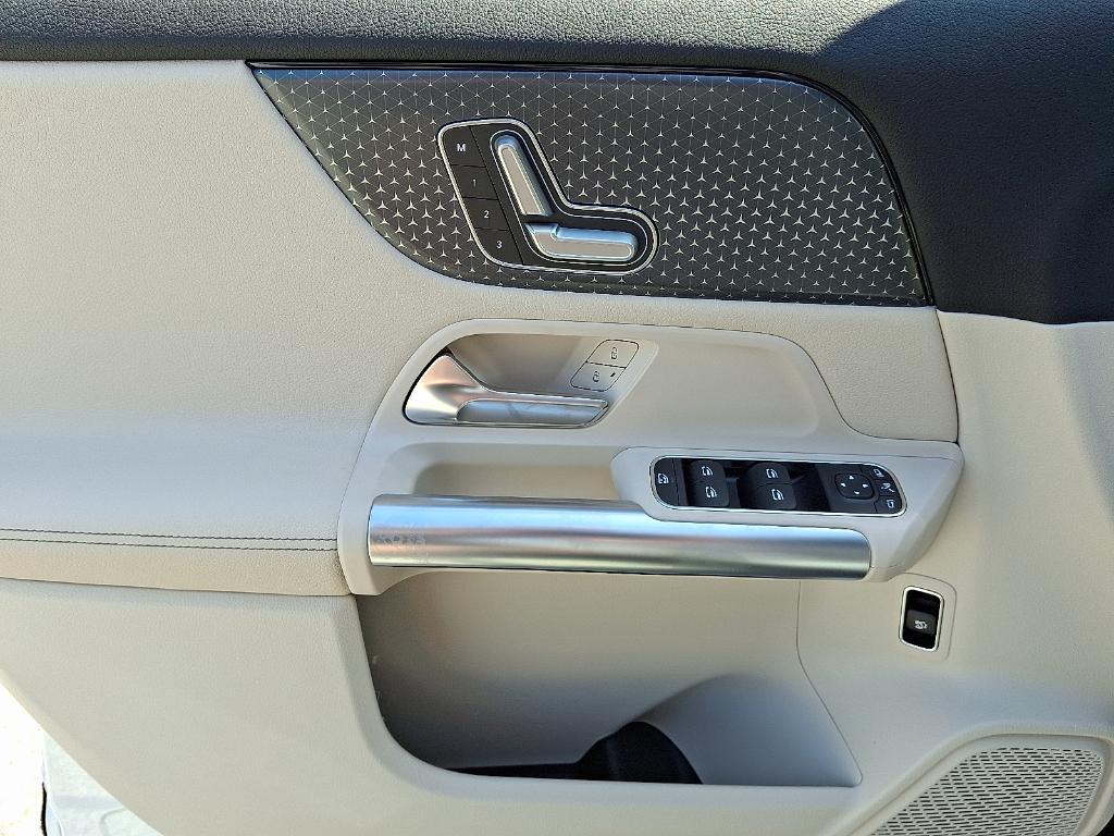 new 2025 Mercedes-Benz GLA 250 car, priced at $44,250