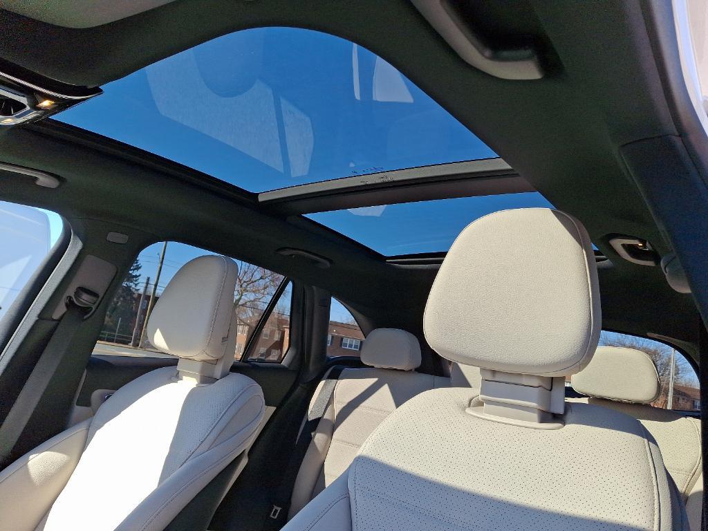 new 2025 Mercedes-Benz GLC 300 car