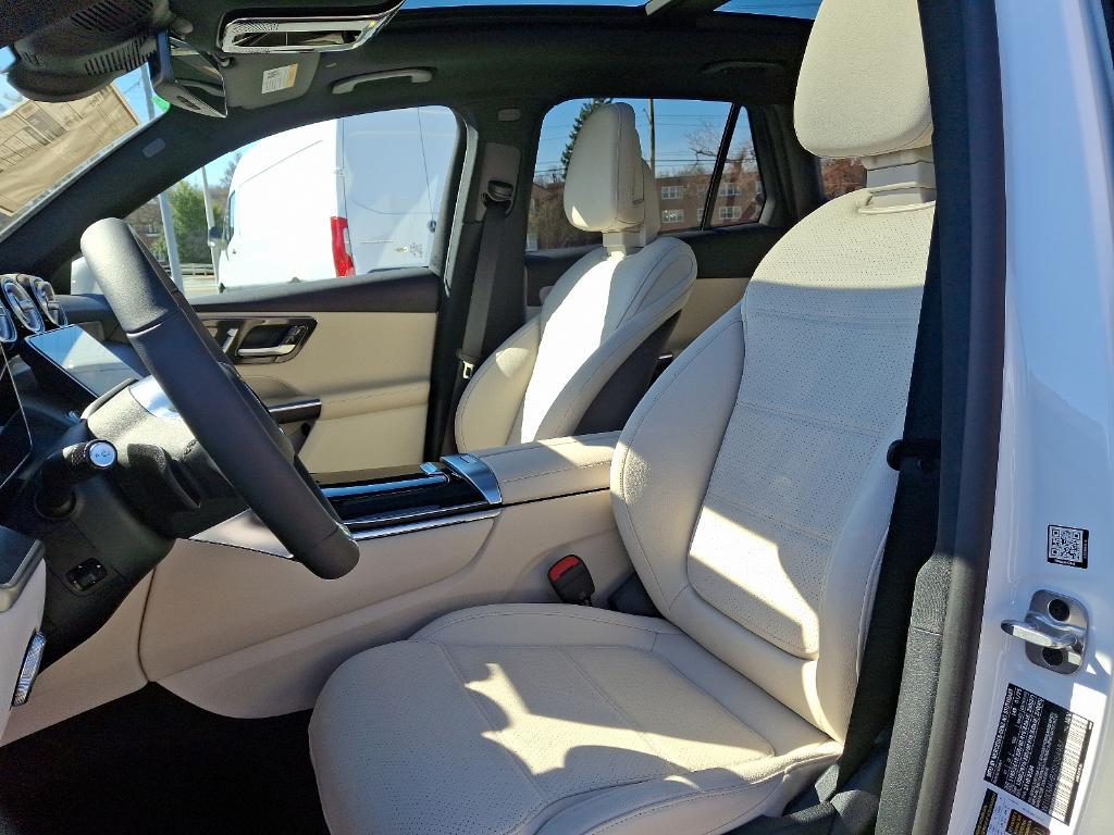 new 2025 Mercedes-Benz GLC 300 car