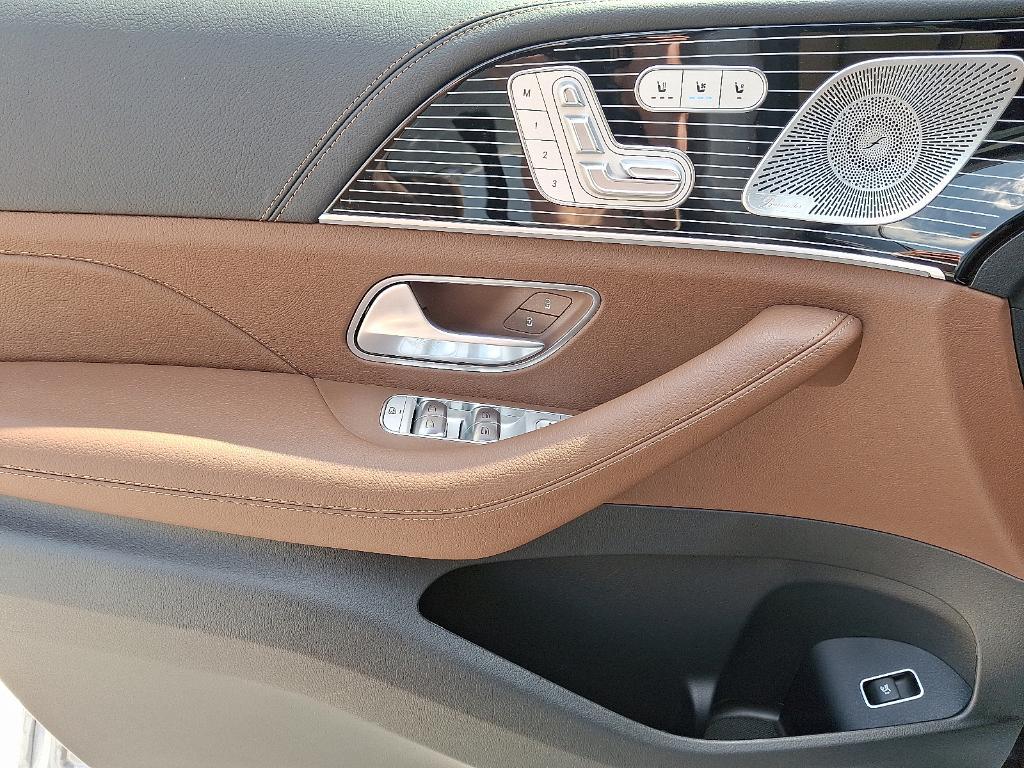 new 2025 Mercedes-Benz GLS 580 car, priced at $127,100