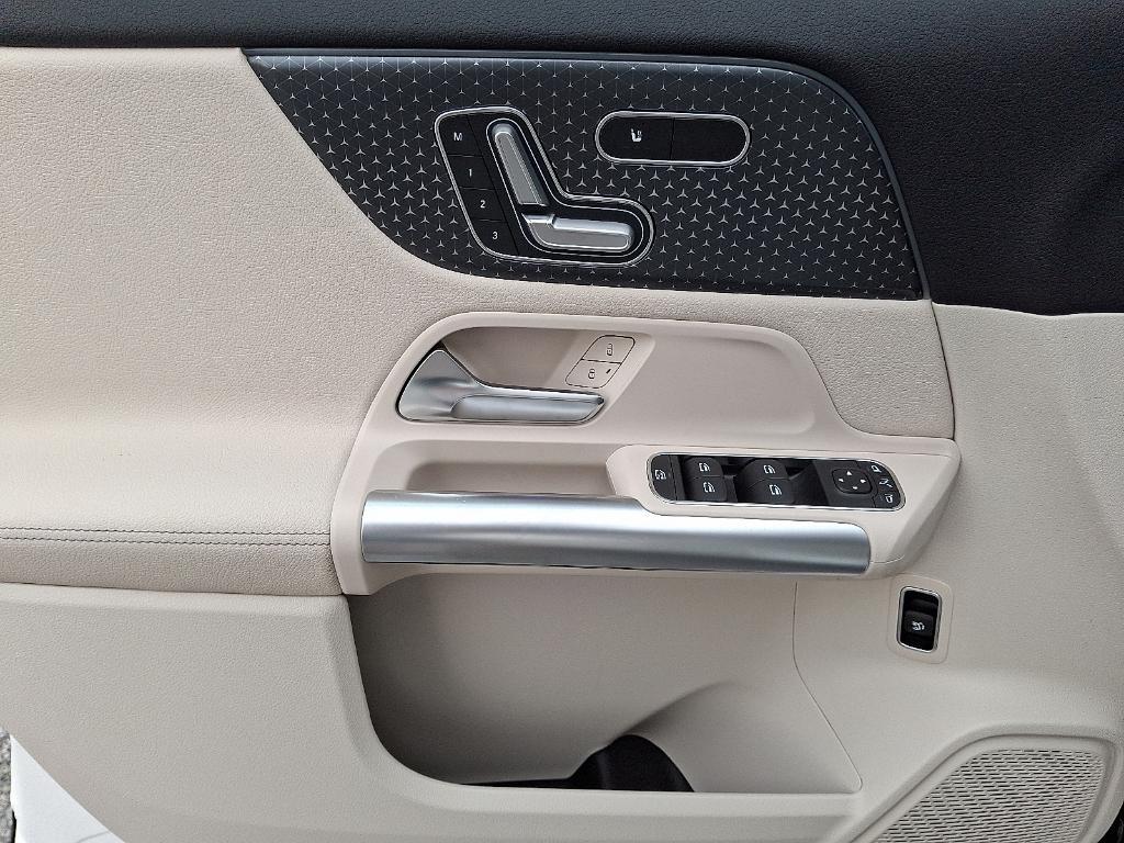 new 2025 Mercedes-Benz GLA 250 car, priced at $47,295