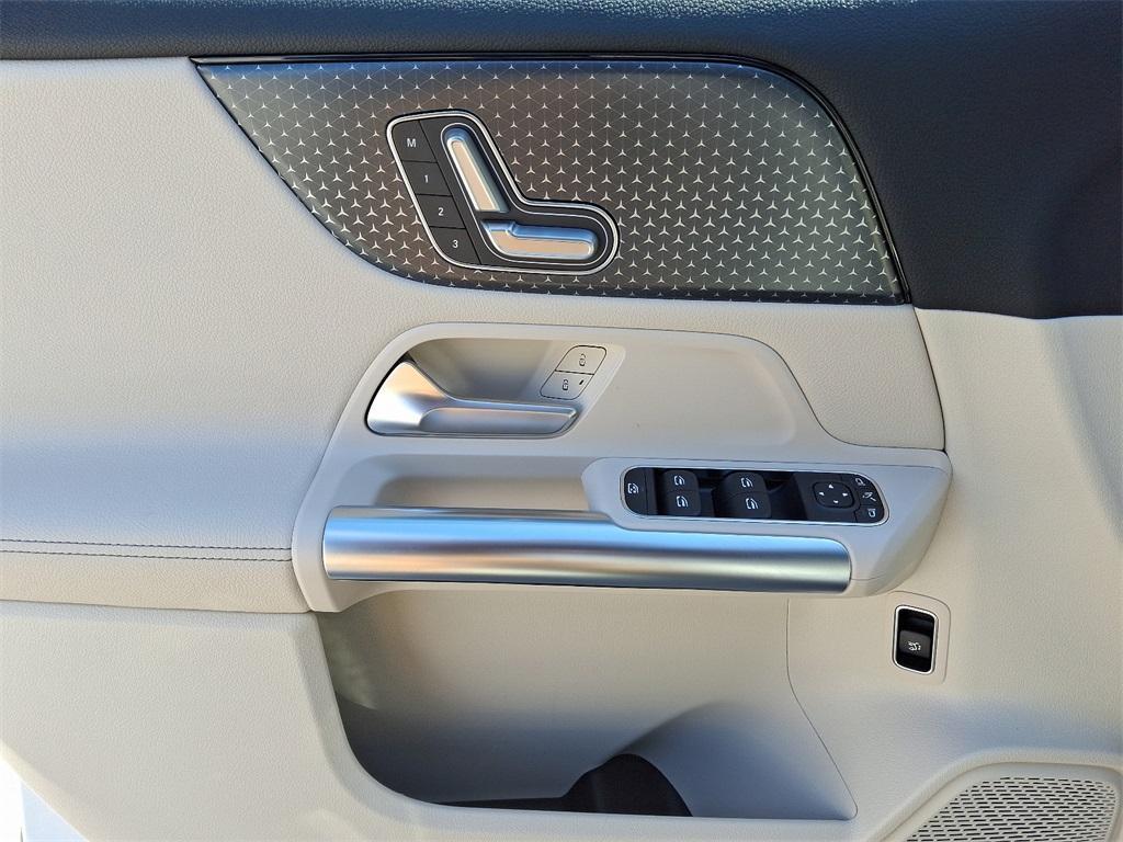 new 2025 Mercedes-Benz GLA 250 car, priced at $44,250