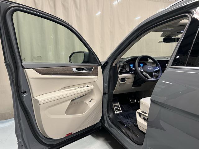 new 2025 Volkswagen Atlas car, priced at $52,651